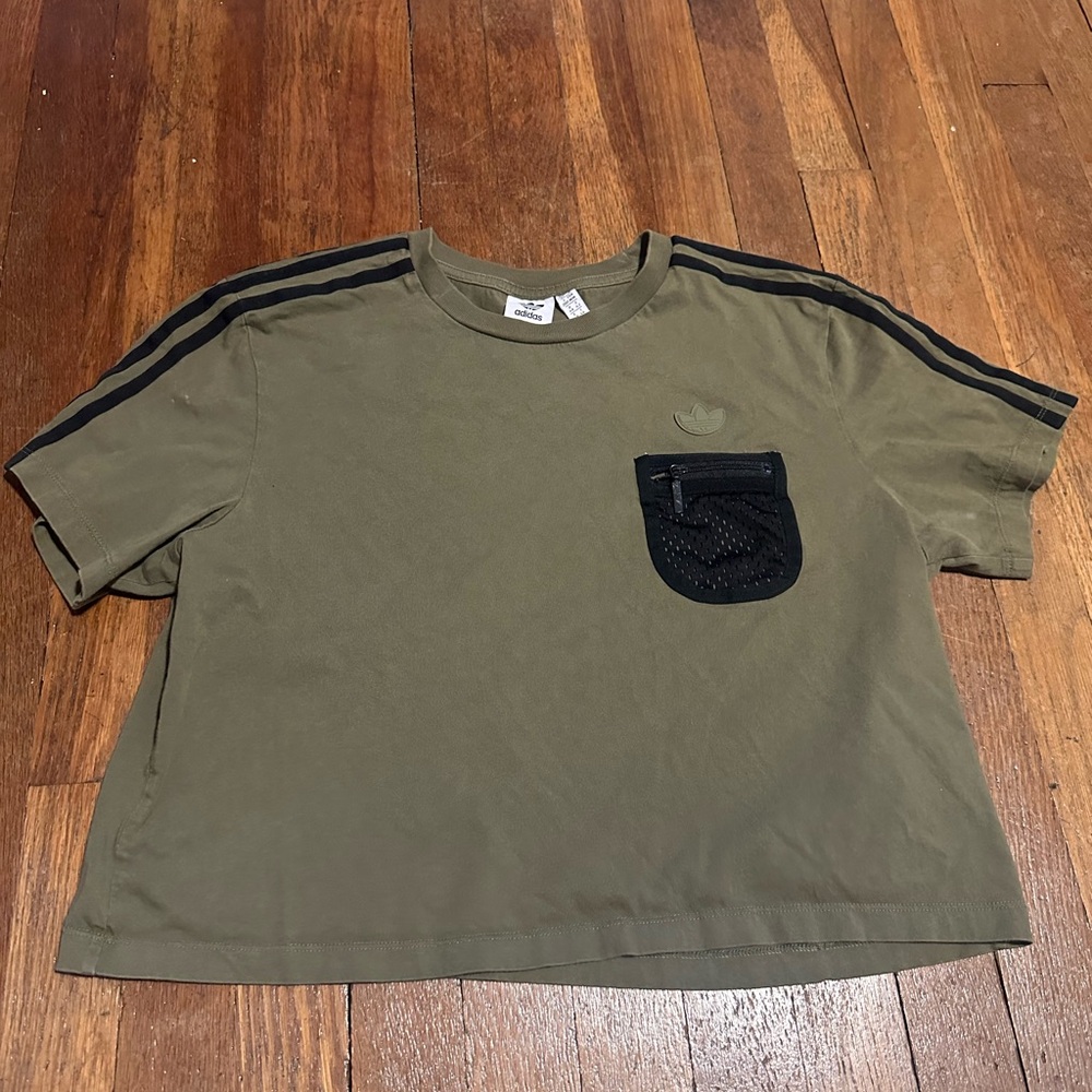 Cropped adidas t shirt